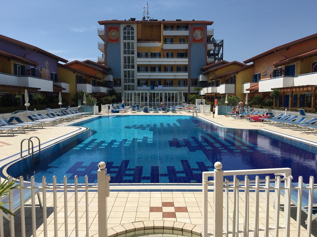 Villaggio Hemingway - Family Aparthotel Caorle Dış mekan fotoğraf