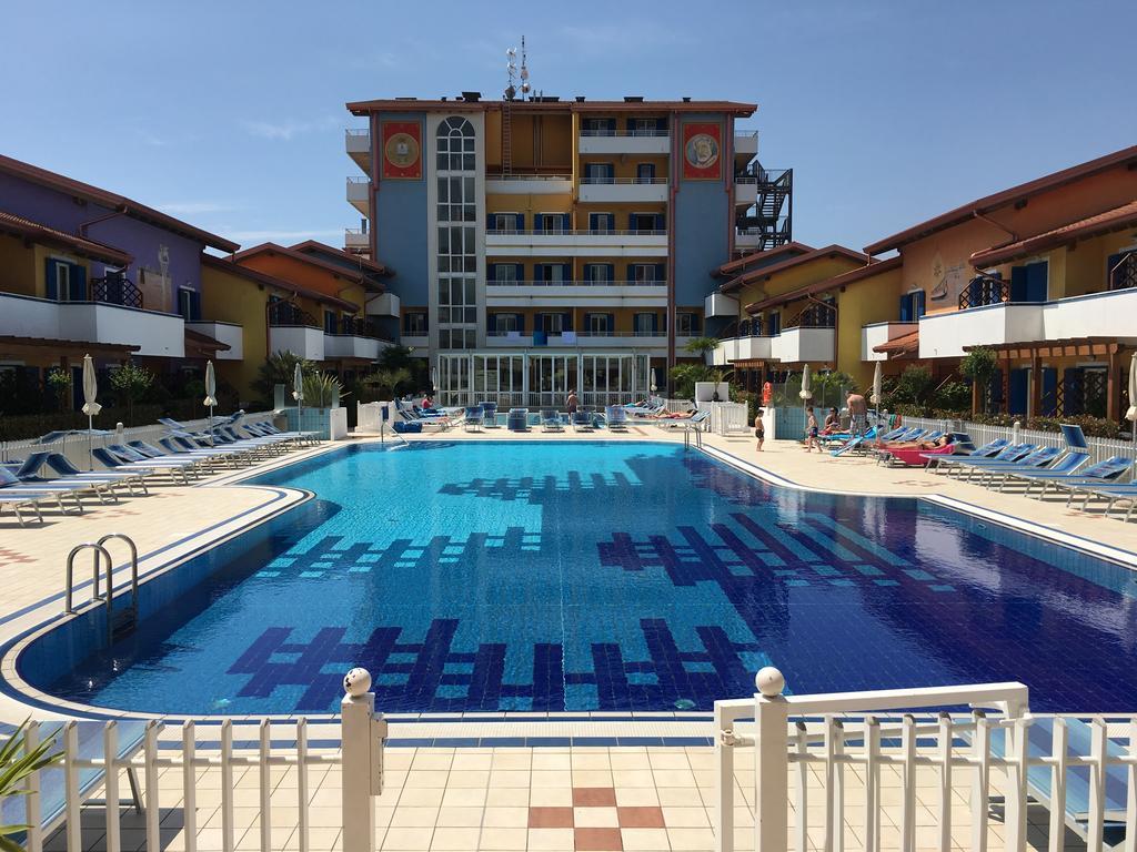 Villaggio Hemingway - Family Aparthotel Caorle Dış mekan fotoğraf